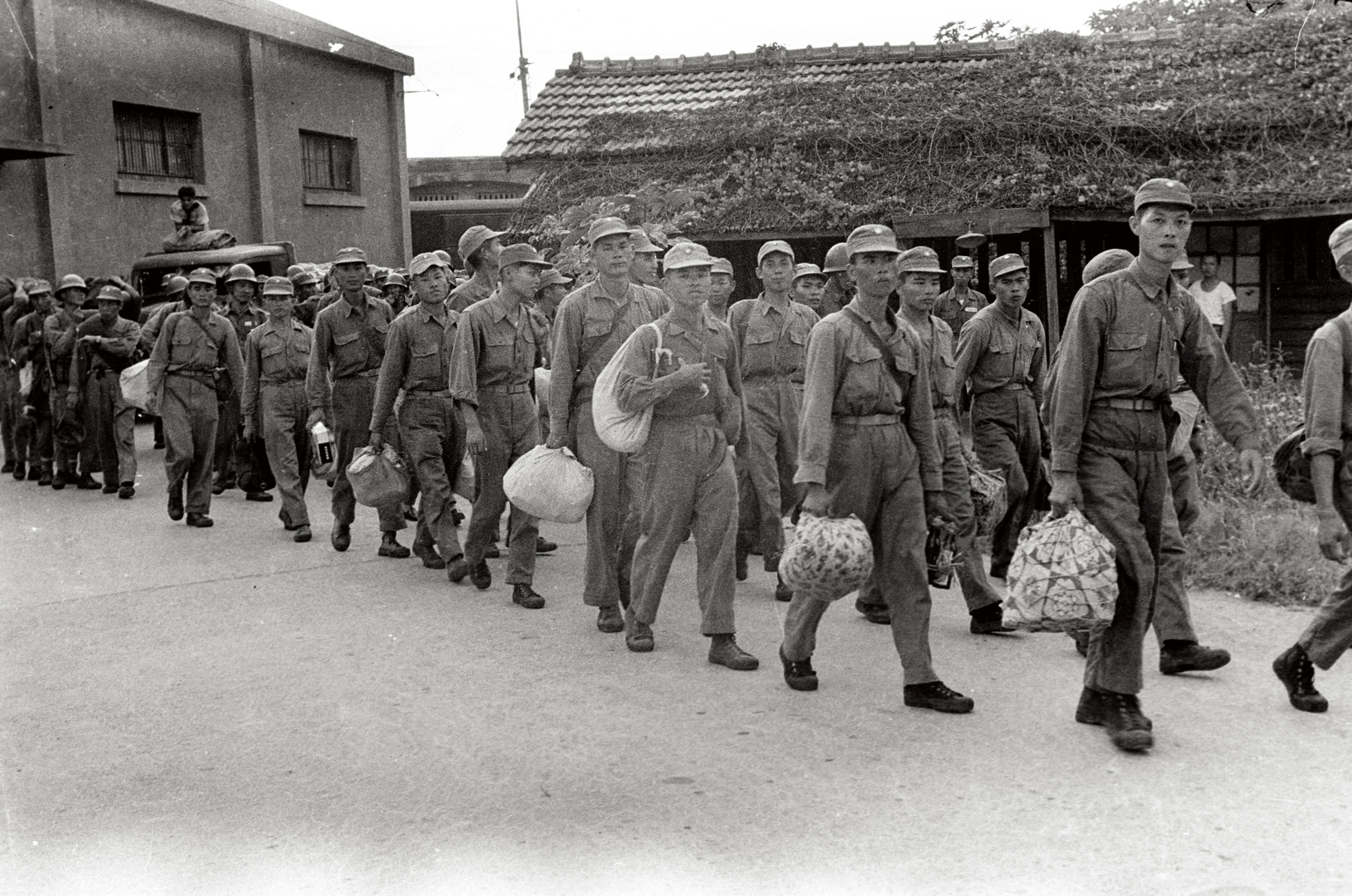 © photo courtesy of The History Museum of Kaohsiung Those soldiers who drew assignments on Kinmen and Penghu arrived by bus from points all over Taiwan at the Kaohsiung Kin-Ma Military Hostel, where they waited for clear weather, hearts filled with anxiety.