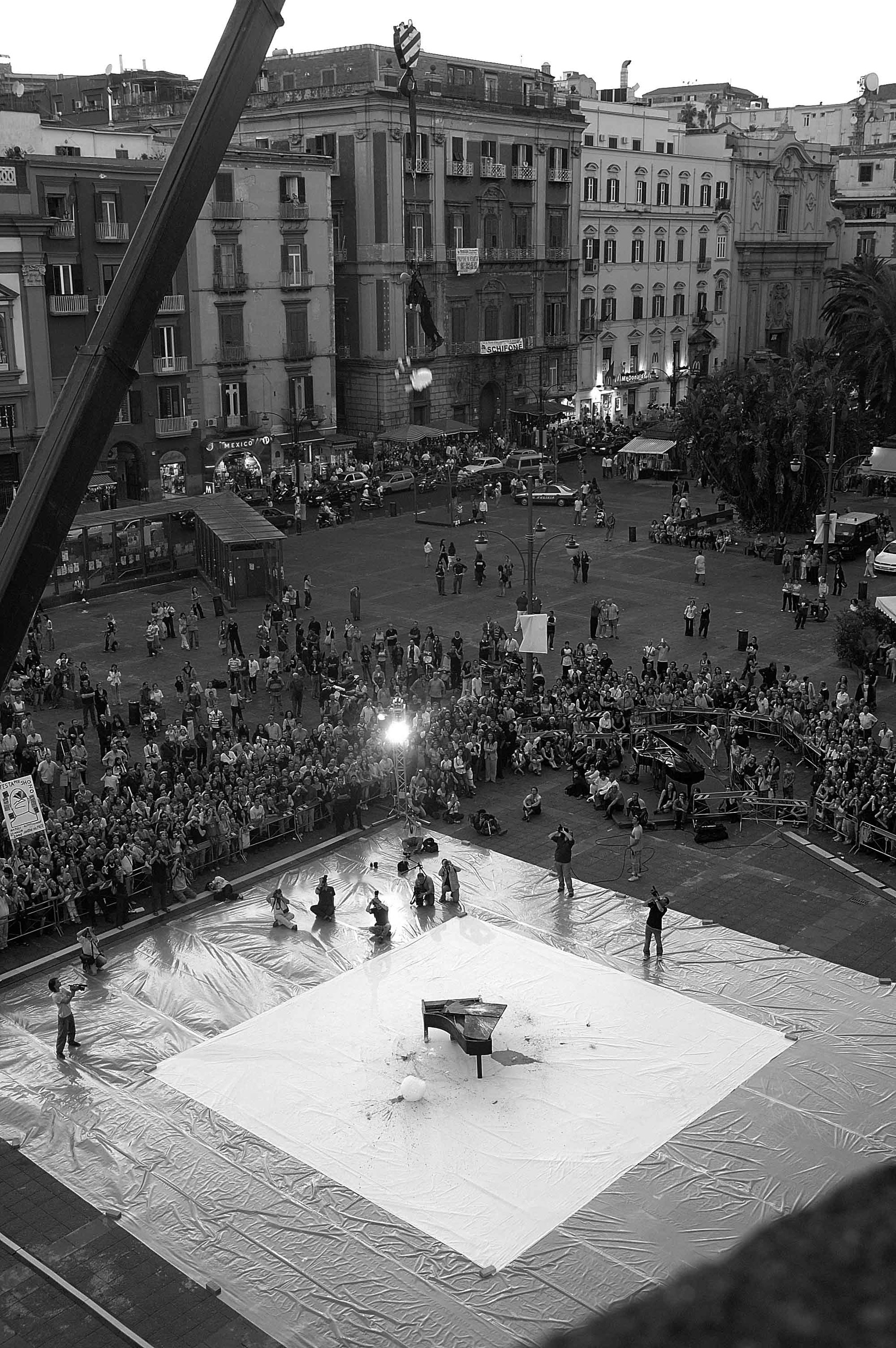 Shozo Shimamoto, Un'arma per la Pace, Piazza Dante Napoli, 2006, ph. Fabio Donato © Fondazione Morra 