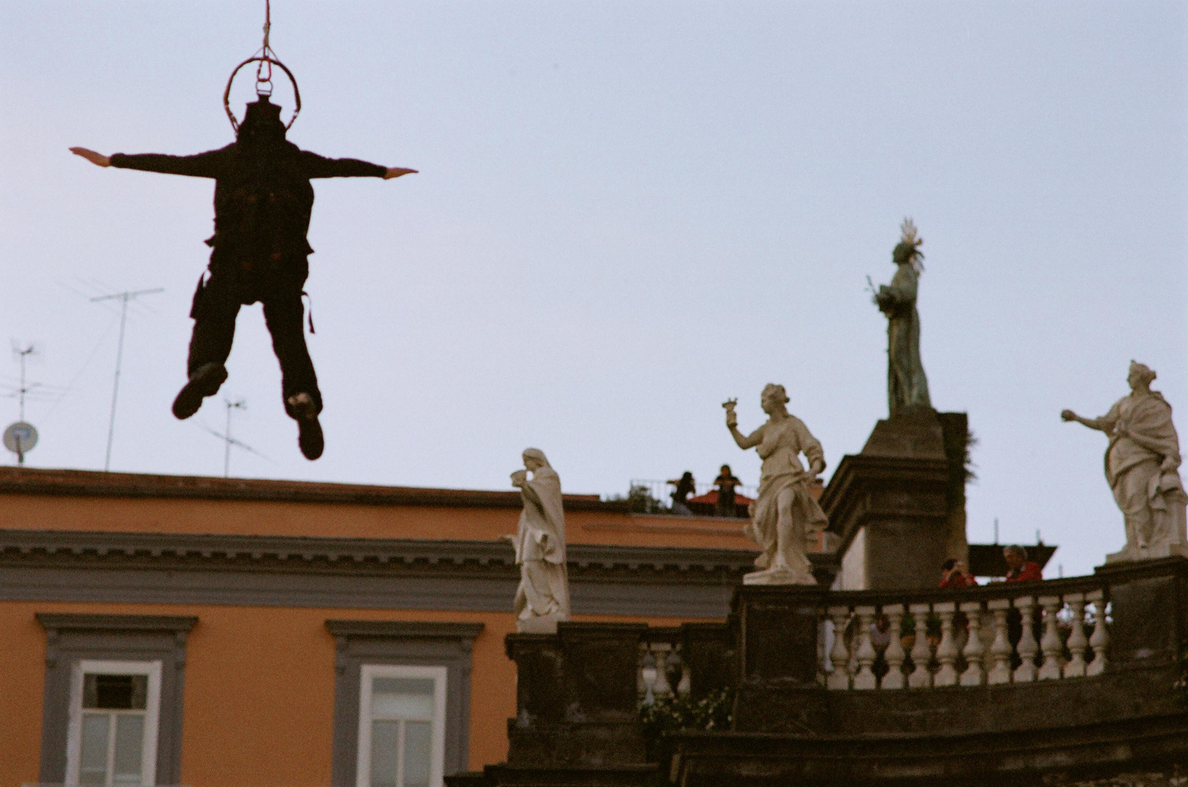 Shozo Shimamoto, Un'arma per la Pace, Piazza Dante Napoli, 2006, ph. Fabio Donato © Fondazione Morra 