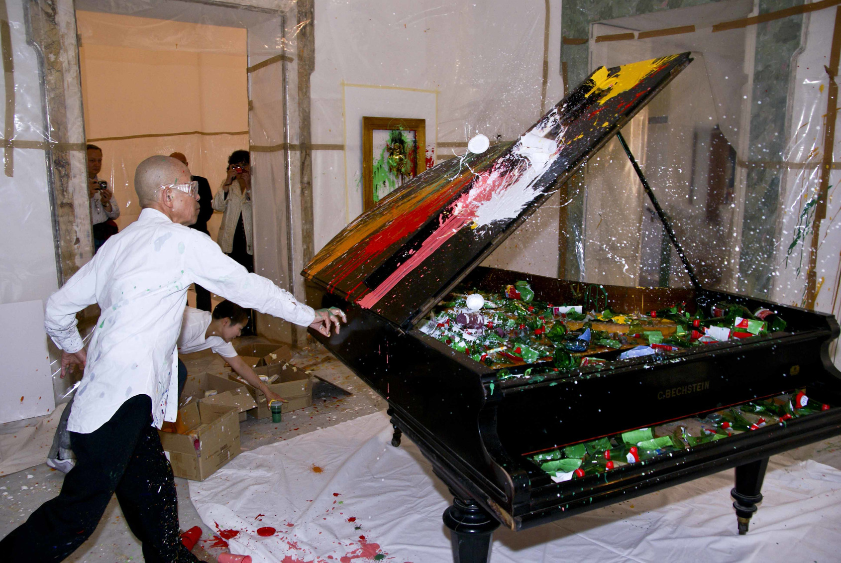 Shozo Shimamoto, Performance with Coups, Palazzo dello Spagnuolo Napoli 2008, ph. A. Mardegan, © Fondazione Morra 