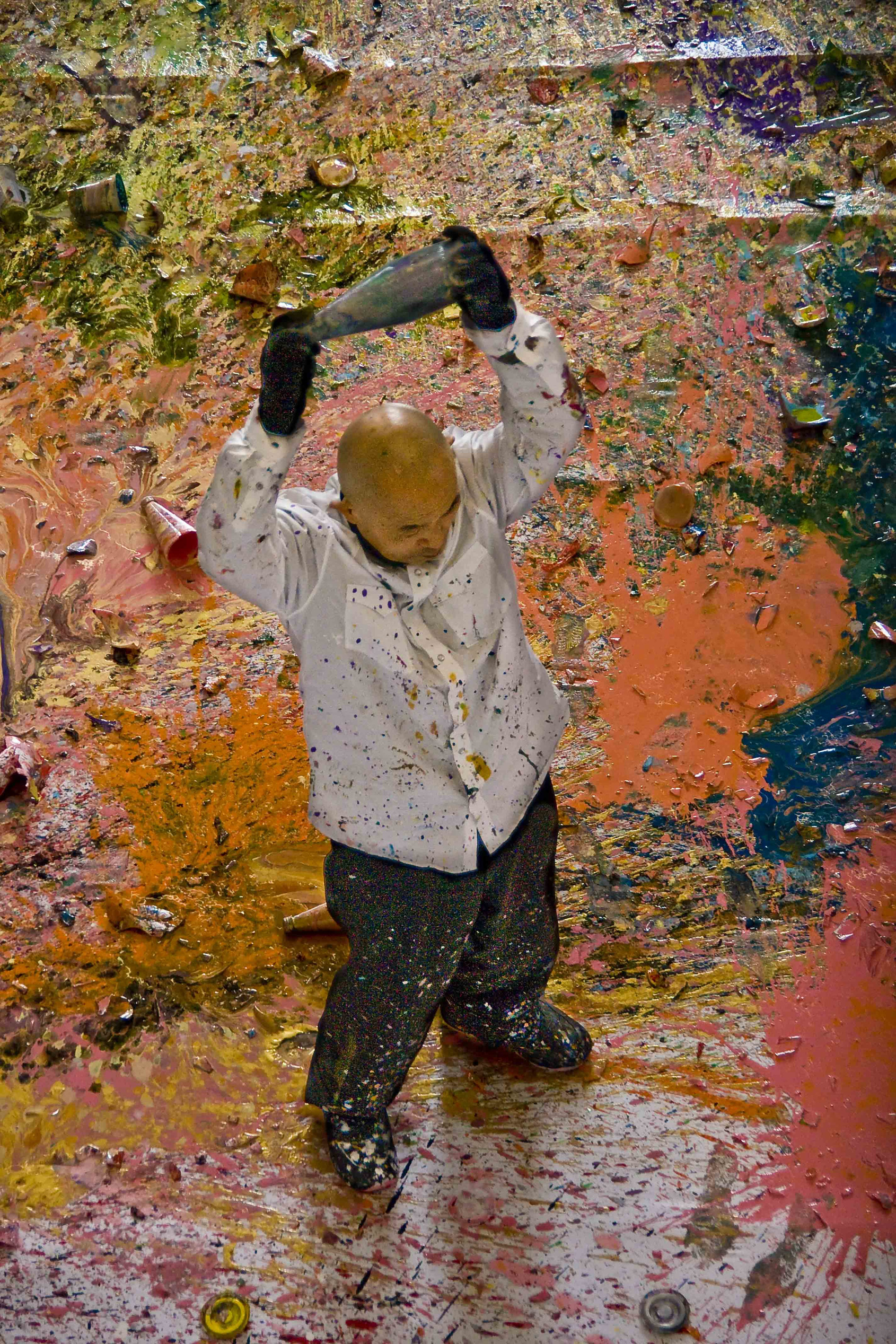 Shozo Shimamoto, Samurai, acrobata dello sguardo, Performance Bottle Crash, Palazzo Ducale, Genova 2008, ph. A. Mardegan, © Fondazione Morra 