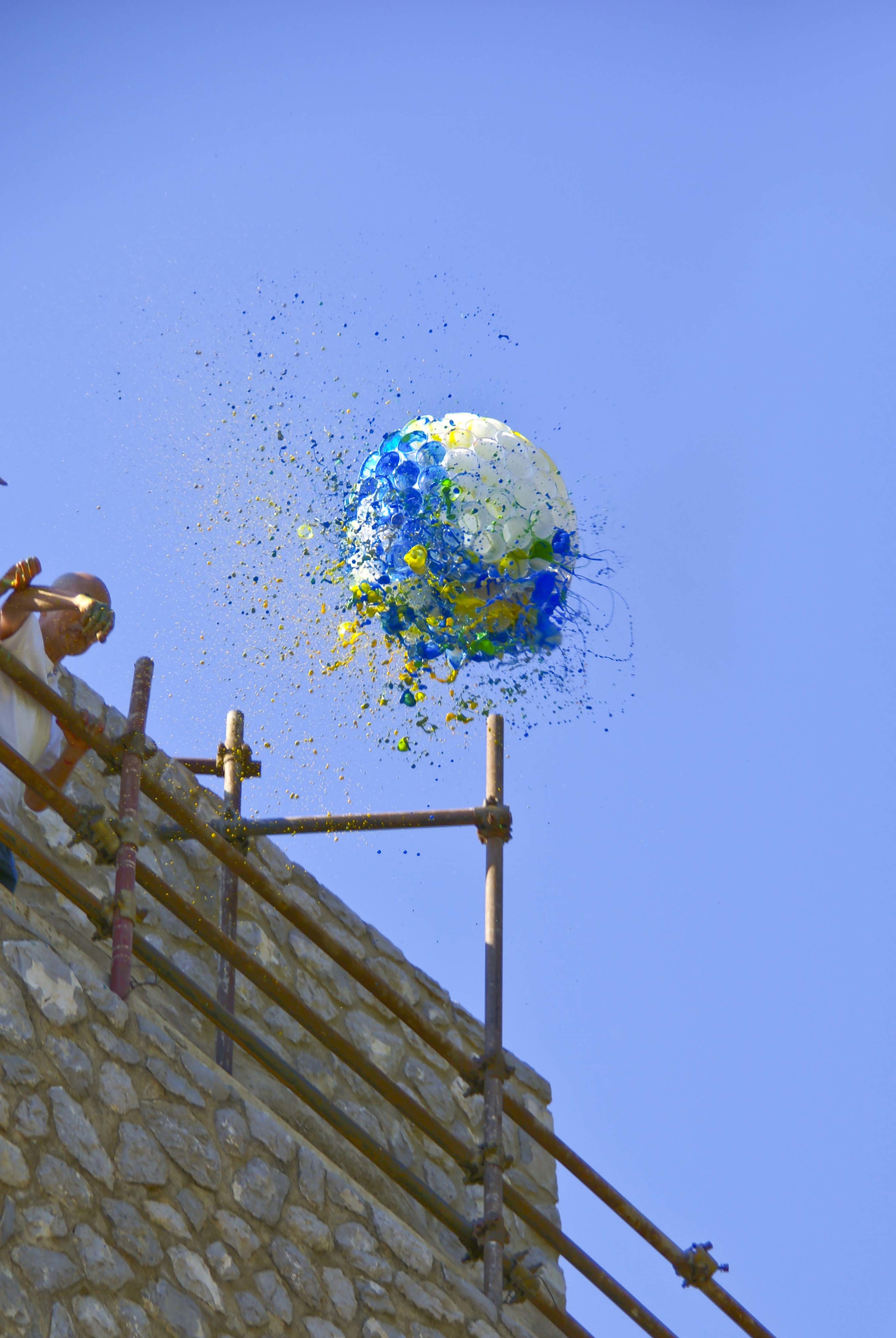 Shozo Shimamoto, Vento d'Oriente, Performance Bottle Crash, Punta Campanella 2008, ph. A. Mardegan, © Fondazione Morra 