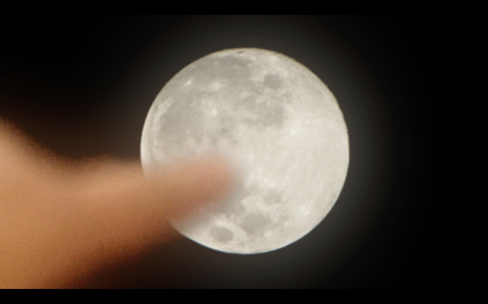 “Water Moon“,Charwei Tsai，40 minutes，Single screen video recording sound and light device，Colour，2017© TKG+ 
