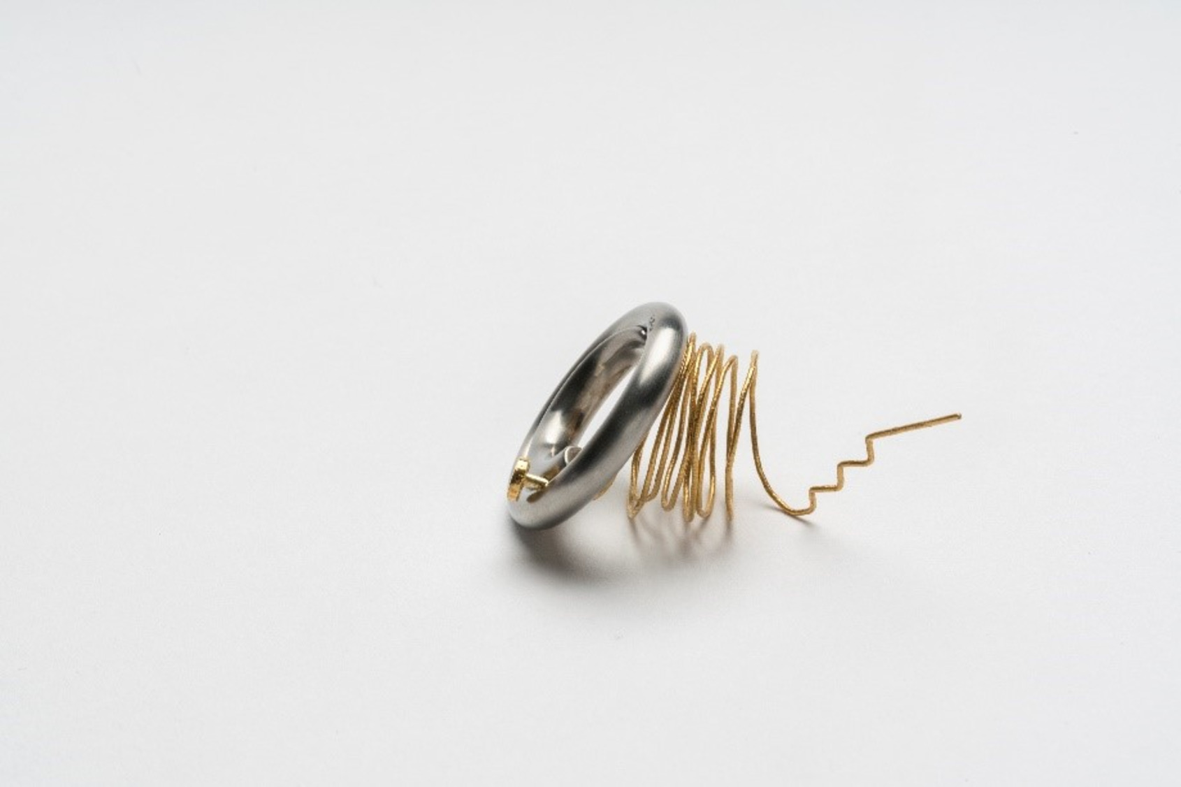 Ring, stainless steel, fine gold, 1983, 3x10cm; Schmuckmuseum Pforzheim, Germany by Franz Bette ©ALIEN ART 