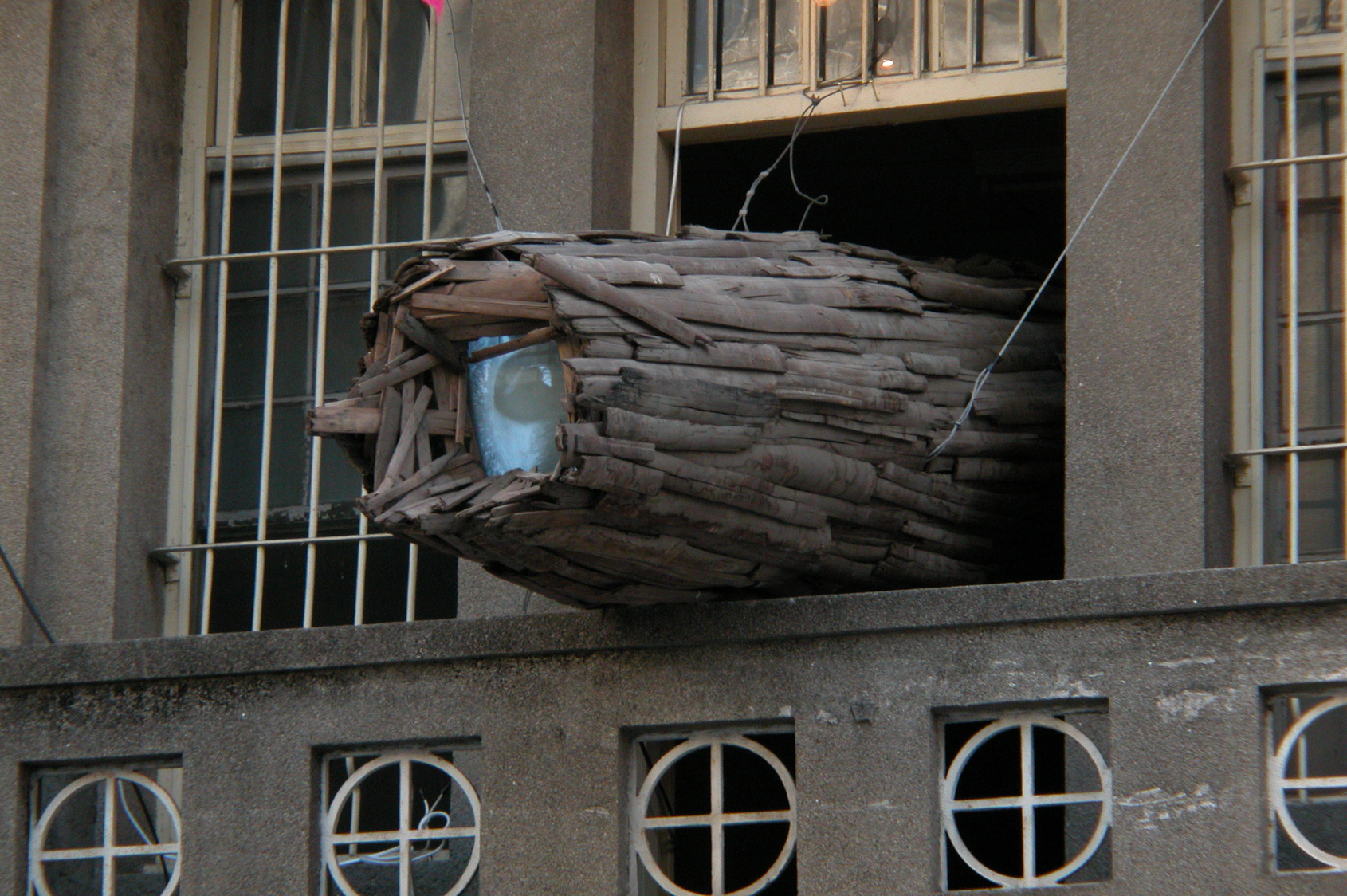 Lin Hong-Wen, Installation (Tainan), 2003, drift wood, video © Courtesy of the artist 