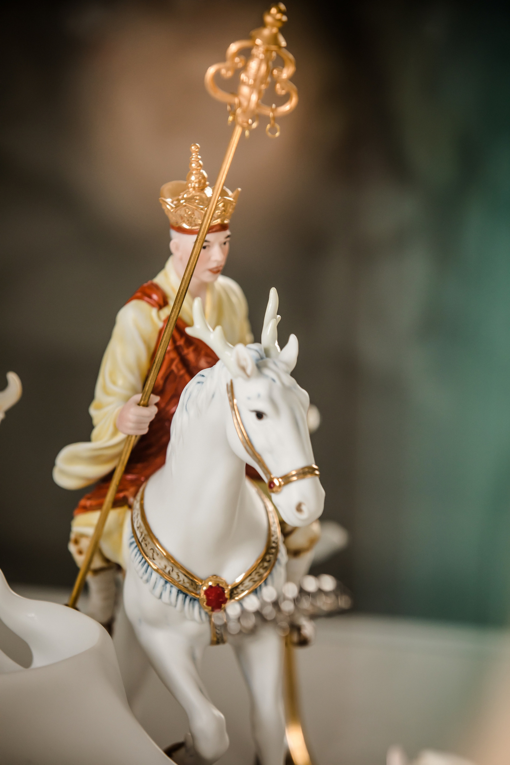  The white dragon horse, a divine beast with magical power, is the mount of Tang Sanzang (the Buddhist Monk). He is wearing a Buddhist robe, holding a tin stick in hand, and wearing a Vairocana hat. He tries to balance on the horse's back. The empty look inevitably invites the fate of being hunted.