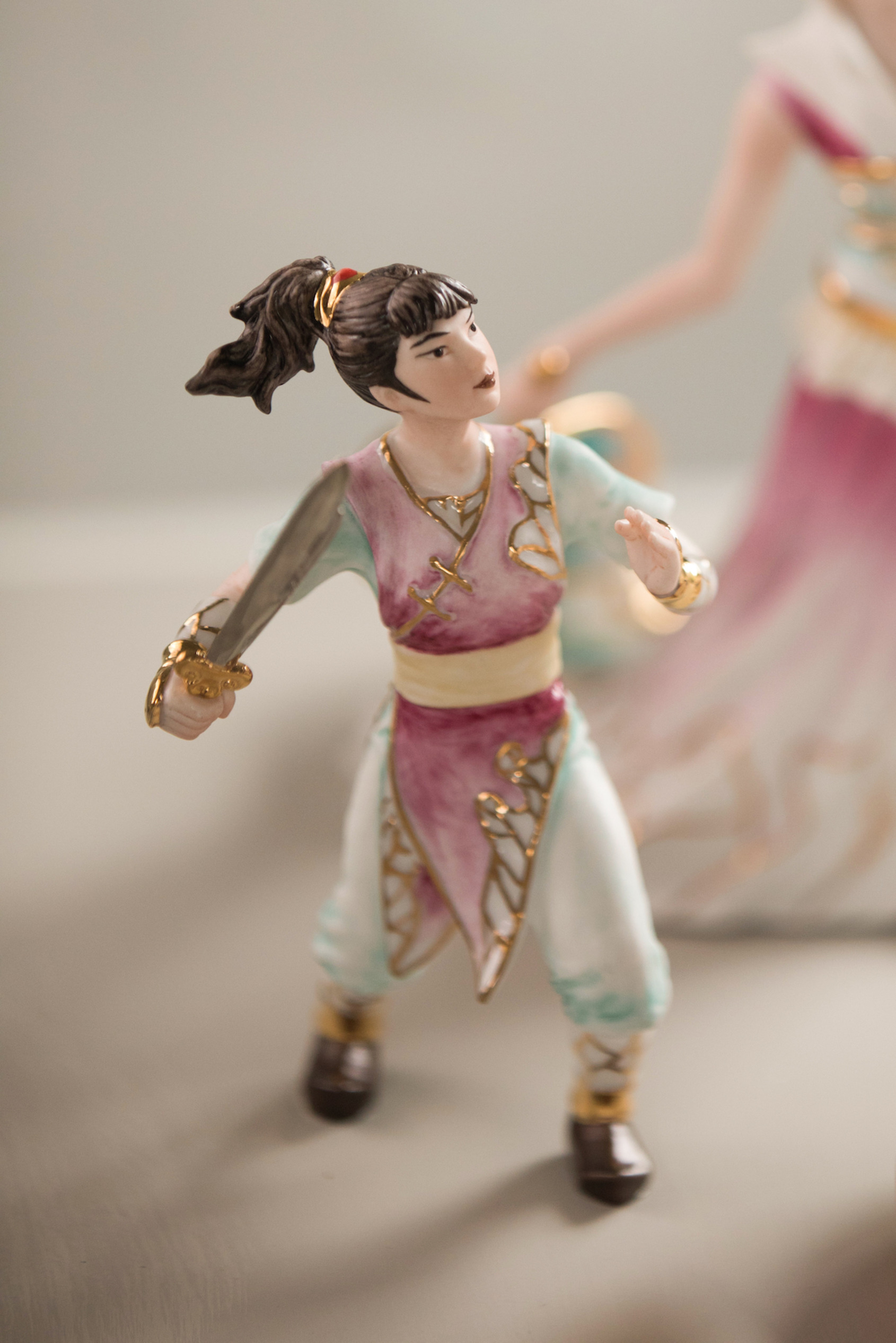  The messenger Xiao Tsui, who is standing beside the Iron Fan Fairy, is holding a Chingfeng sword and stepping on pointed-toes brocade shoes. Her neat and unrestrained posture forms a sharp contrast with Zhu Bajie.