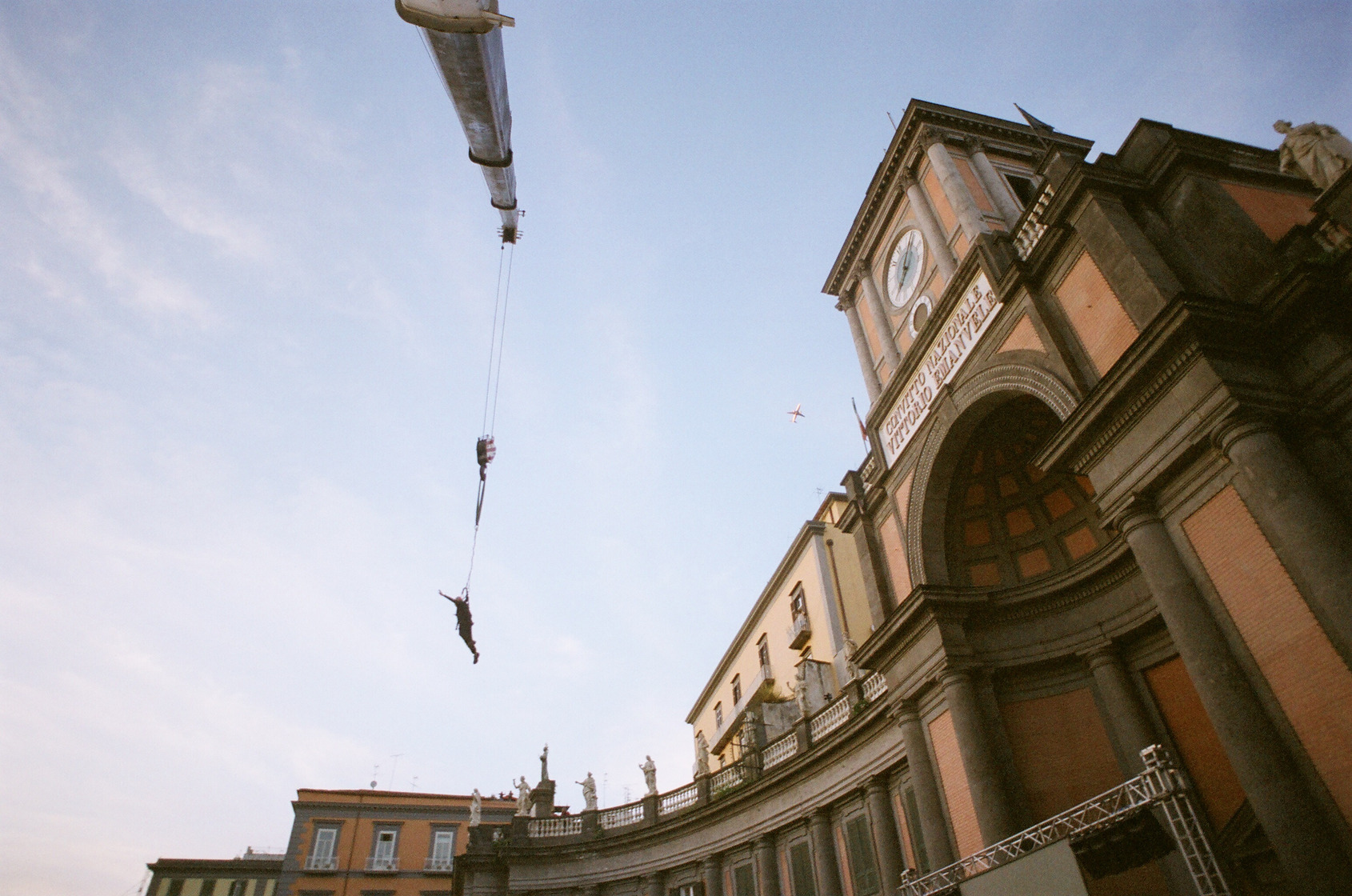  Shozo Shimamoto Un'arma per la Pace piazza Dante Napoli 2006 foto di Fabio Donato ©Fondazione Morra