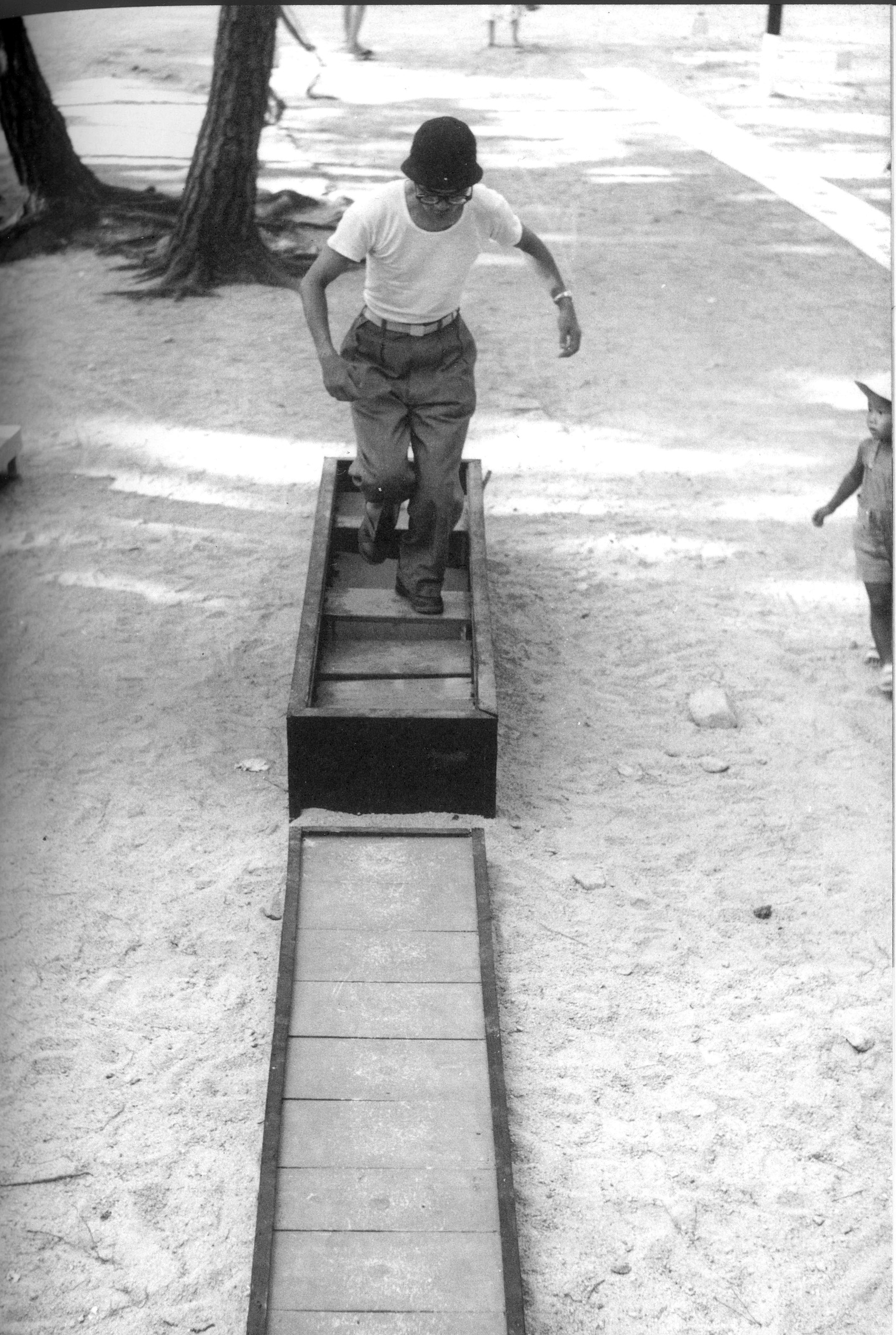 Kono ue o aruite kudasai (Please walk on Top, painted wood, installation view The Outdoor Gutai Art Exhibition 1956© Associazione Shozo Shimamoto