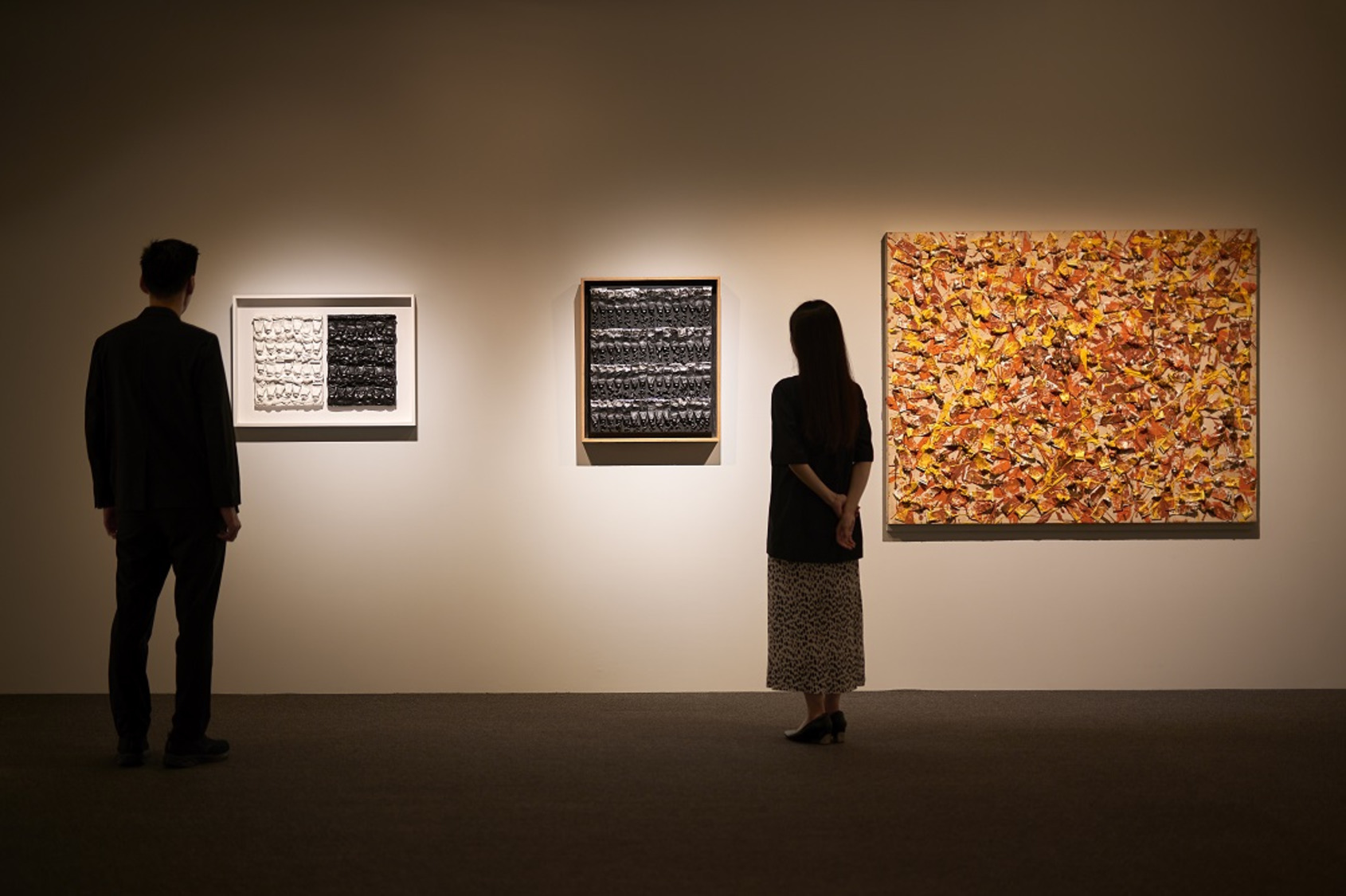  阿曼使用顏料罐重複集積，永添藝術金馬賓館當代美術館展間畫面。©ALIEN Art
