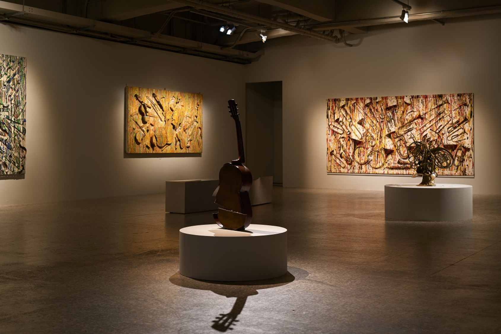  藝術家阿曼以樂器作為媒材，展現其切割、破壞、燃燒、重組的創作型態，永添藝術金馬賓館當代美術館展場畫面。©ALIEN Art