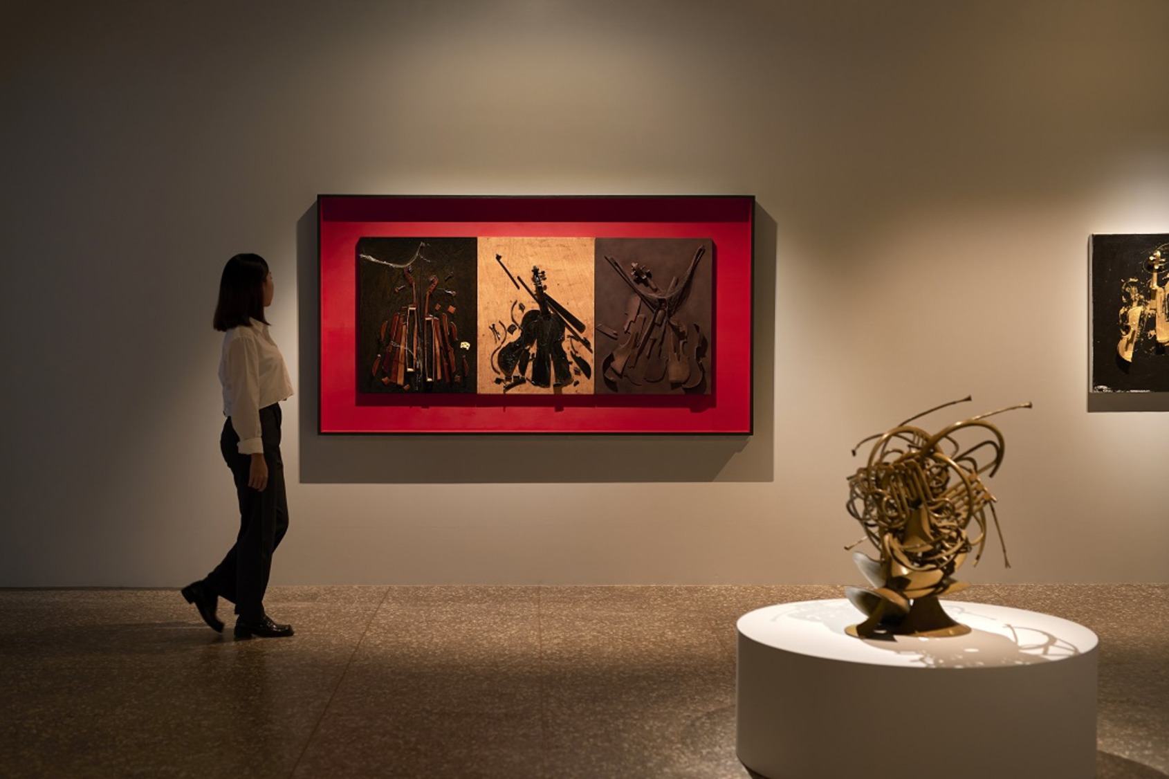  永添藝術金馬賓館當代美術館展場畫面。阿曼作品《木頭上的激烈》、《Mumuyé》、《無題》。©ALIEN Art