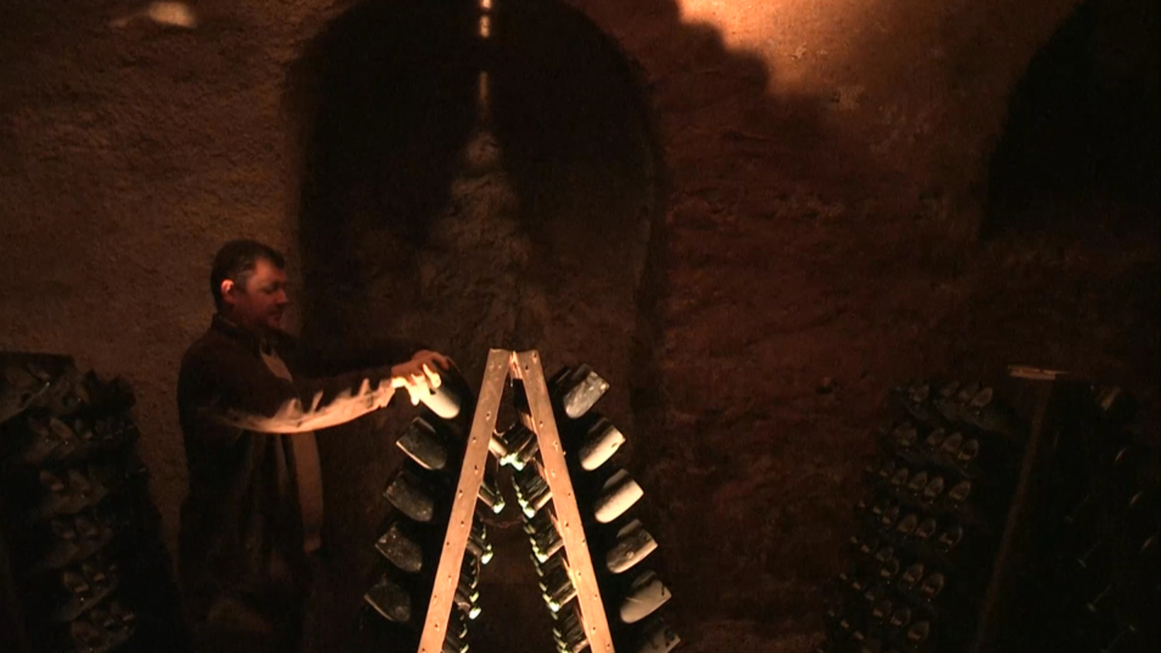 Pierre Gonet and the stirring of bottles © Courtesy of Philippe Gonet 