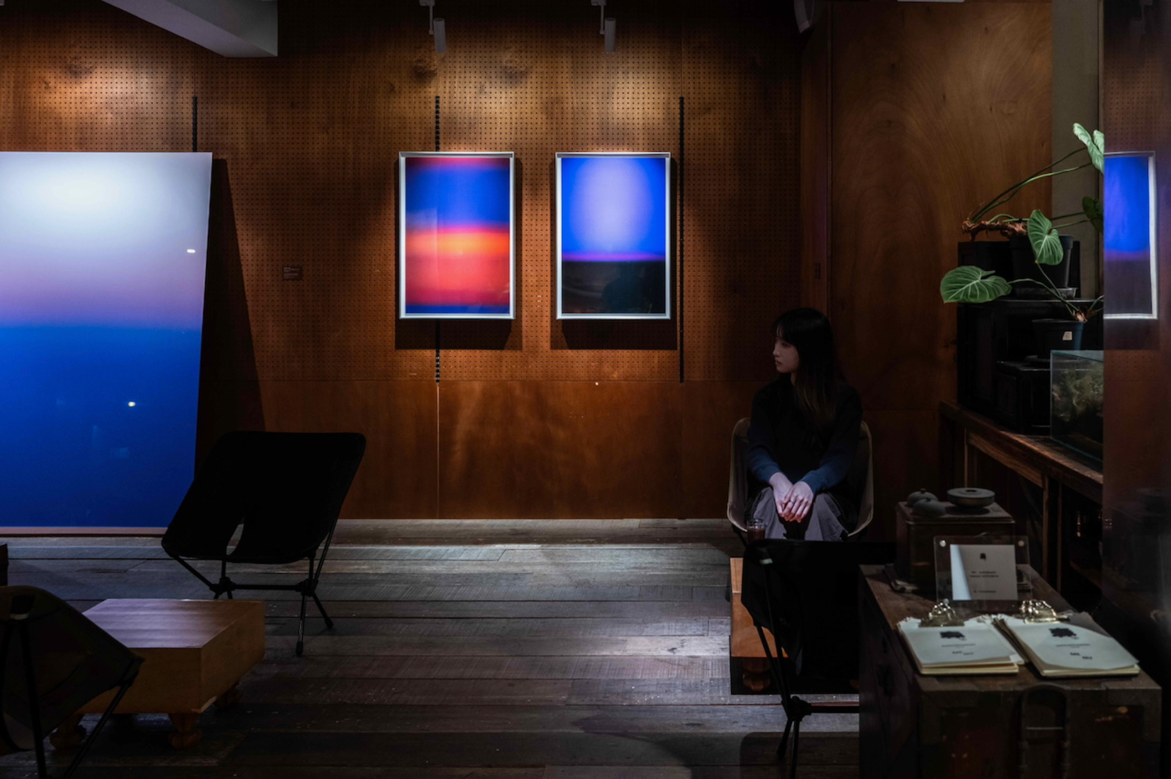 Lightscape appears as a suspended “window of light”. 2025-2026, Location: sunsun-museum © ALIEN MODE 