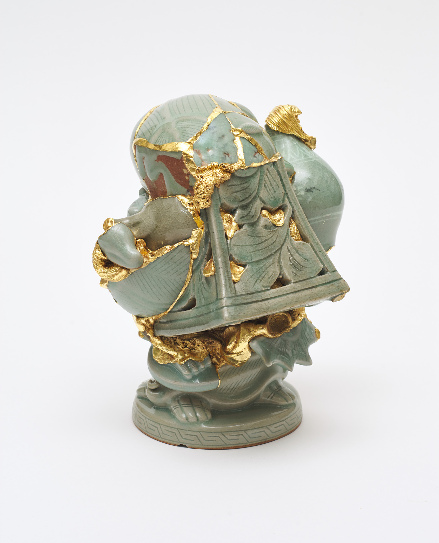 李受徑｜翻譯花瓶 TVG 32｜2020｜陶瓷碎片、環氧樹脂、24K 金箔｜24 x 18 x 17 cm｜© Yeesookyung  