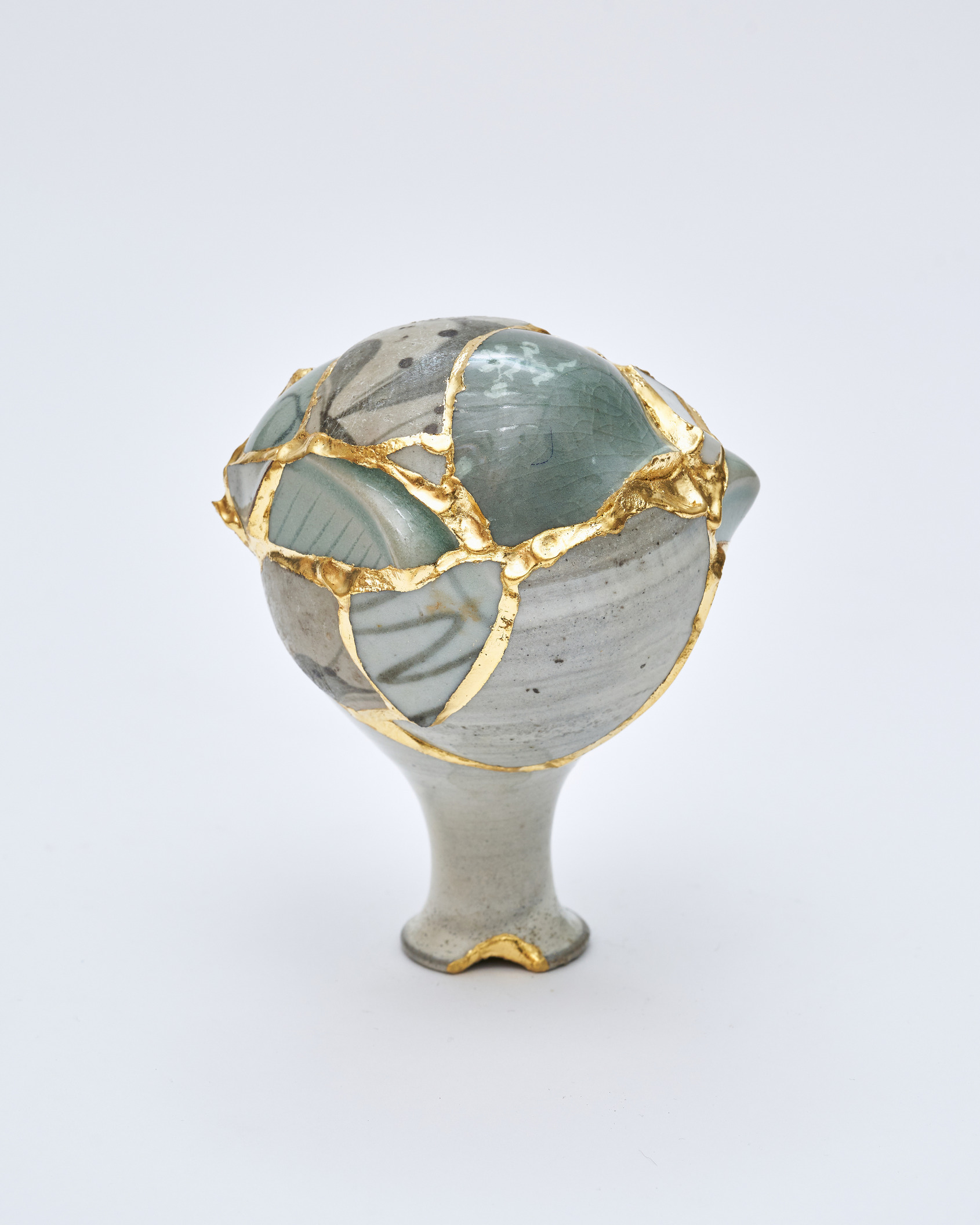 Yeesookyung｜Translated Vase TVGW 17｜2023｜Ceramicshards, epoxy,24k gold leaf｜13 x 10 x 9 cm｜© Yeesookyung  