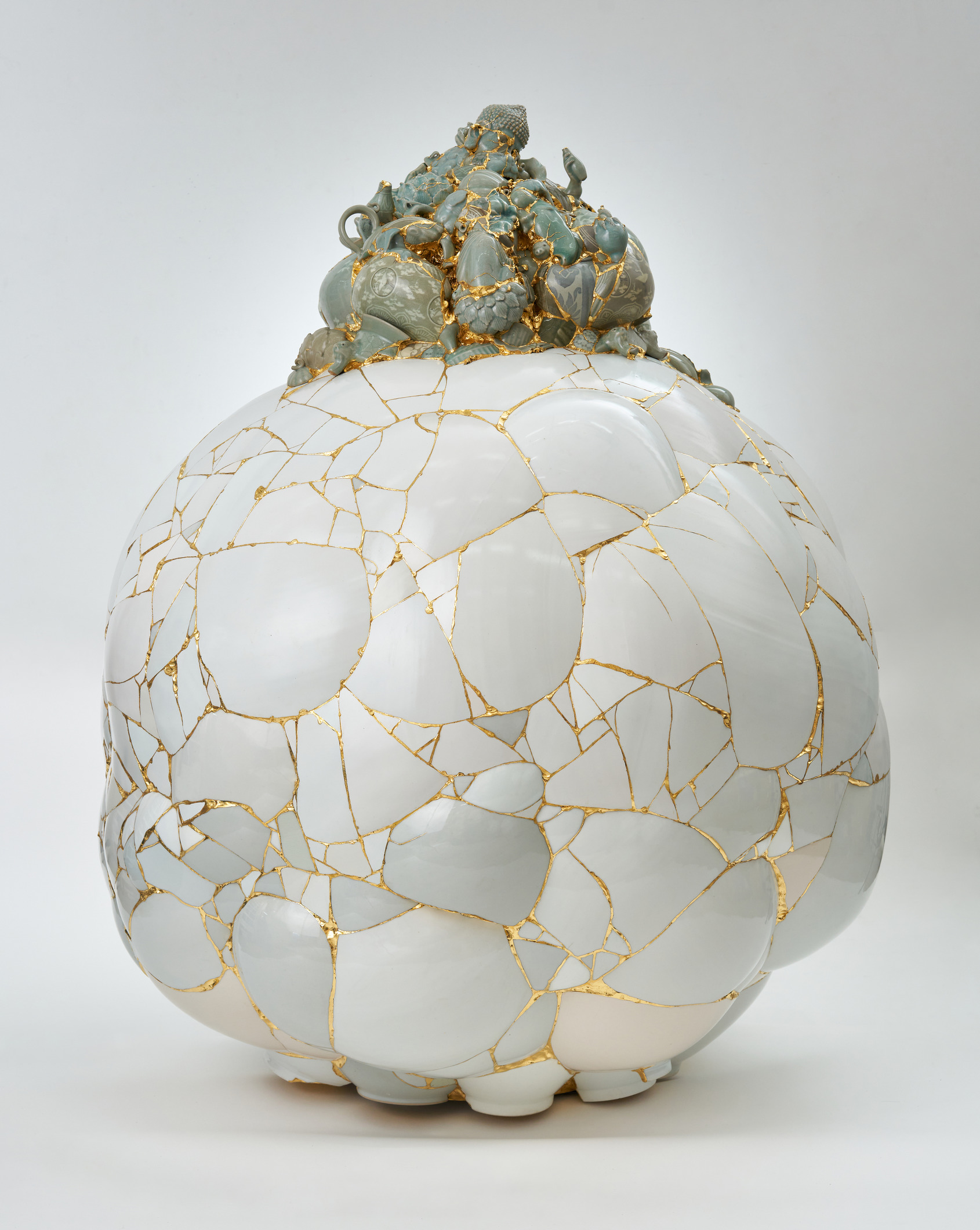 Yeesookyung｜Translated Vase TVGW 2｜2024｜Ceramicshards, epoxy,24k gold leaf｜144 x 120 x 115 cm｜© Yeesookyung  