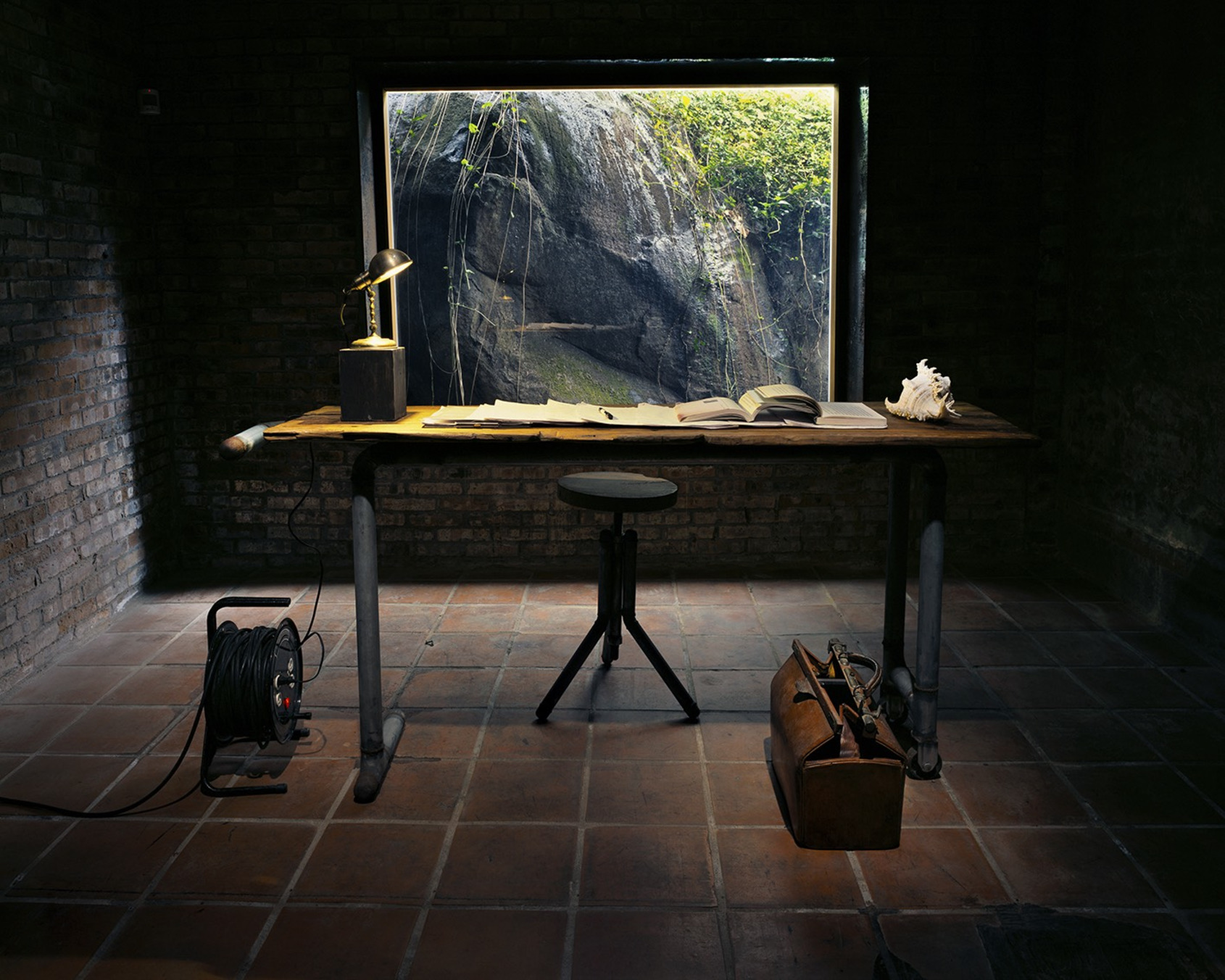  Yeh Wei-Li｜Suitcase | Shuinandong, Ruifang｜2024｜Giclee Print on Canson Baryta Prestige, 340gsm + Acrylic face-mounted print｜116cm x 146cm｜© Yeh Wei-Li 