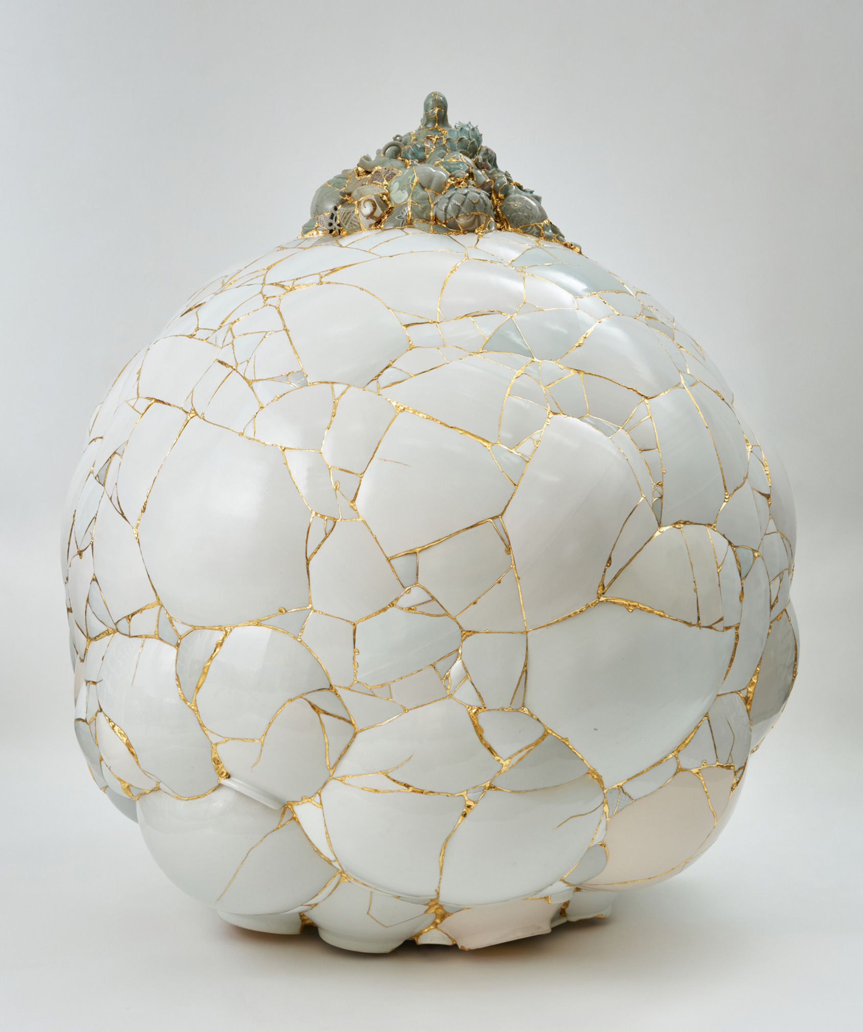 Yeesookyung｜Translated Vase TVGW 3｜2024｜Ceramicshards, epoxy,24k gold leaf｜143 x 127 x 121 cm｜© Yeesookyung    