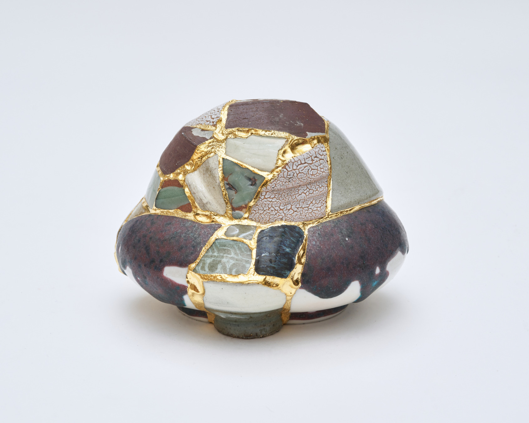 Yeesookyung｜Translated Vase TVGW 15｜2023｜Ceramicshards, epoxy,24k gold leaf｜11 x 14 x 14 cm｜© Yeesookyung    