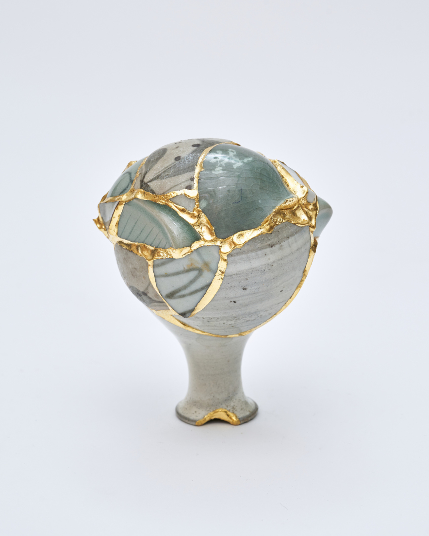 Yeesookyung｜Translated Vase TVGW 17｜2023｜Ceramicshards, epoxy,24k gold leaf｜13 x 10 x 9 cm｜© Yeesookyung    
